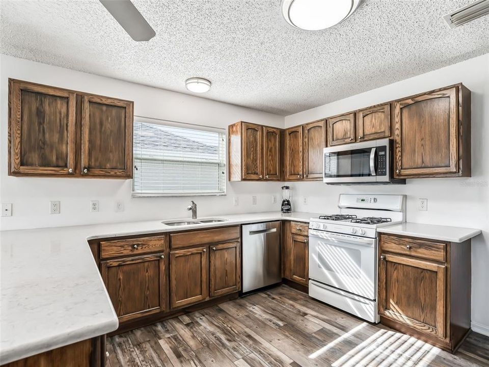 合同活跃: $365,000 (3 贝兹, 2 浴室, 1860 平方英尺)