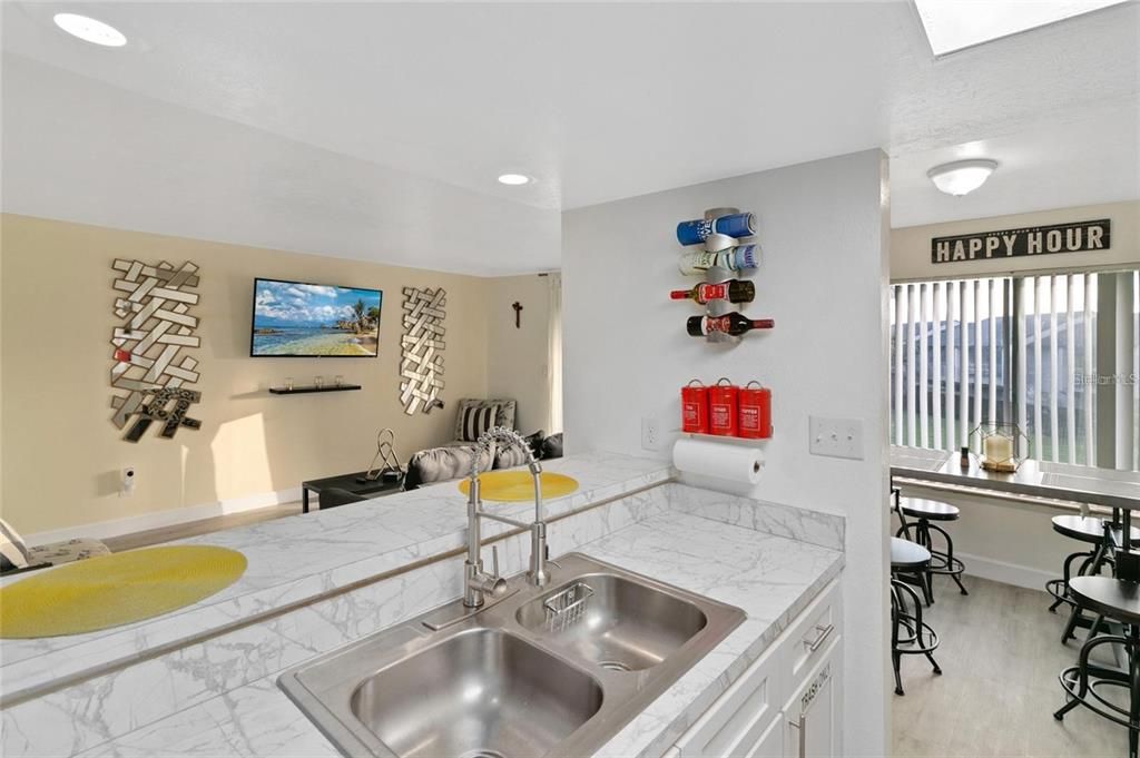 For Rent: $1,295 (1 beds, 1 baths, 670 Square Feet)