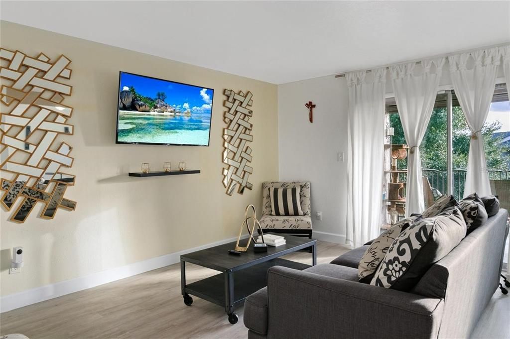 For Rent: $1,295 (1 beds, 1 baths, 670 Square Feet)