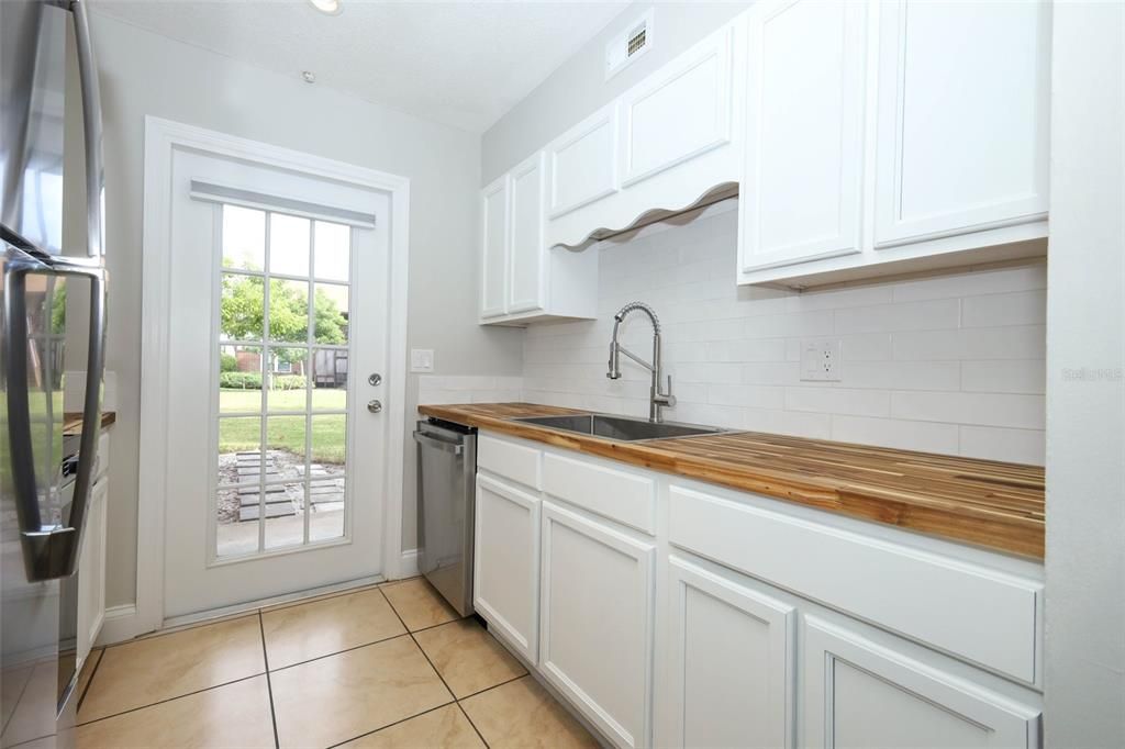 待售: $204,900 (2 贝兹, 2 浴室, 971 平方英尺)