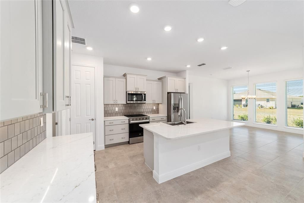 For Sale: $367,000 (2 beds, 2 baths, 1718 Square Feet)