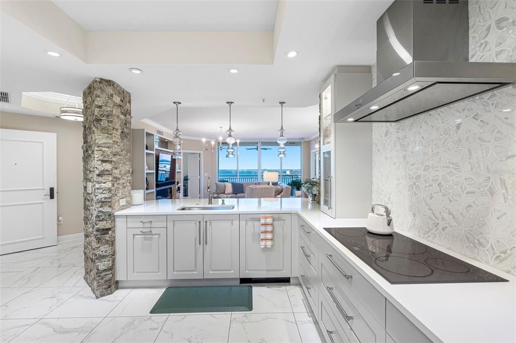 合同活跃: $980,000 (3 贝兹, 2 浴室, 2000 平方英尺)