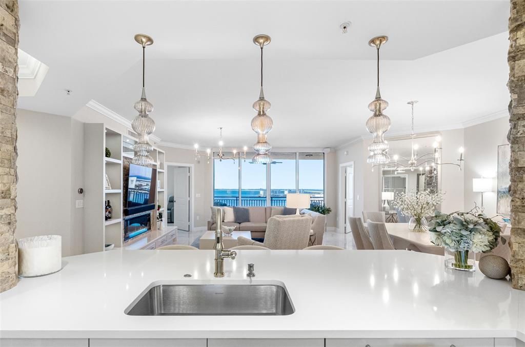 合同活跃: $980,000 (3 贝兹, 2 浴室, 2000 平方英尺)