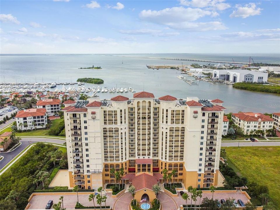 合同活跃: $980,000 (3 贝兹, 2 浴室, 2000 平方英尺)