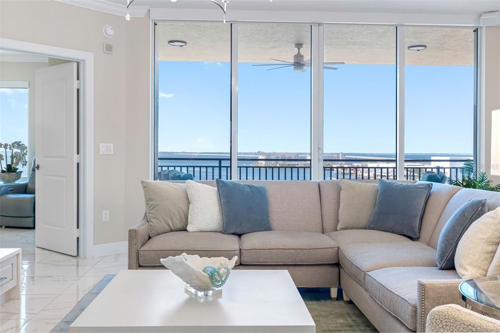 合同活跃: $980,000 (3 贝兹, 2 浴室, 2000 平方英尺)