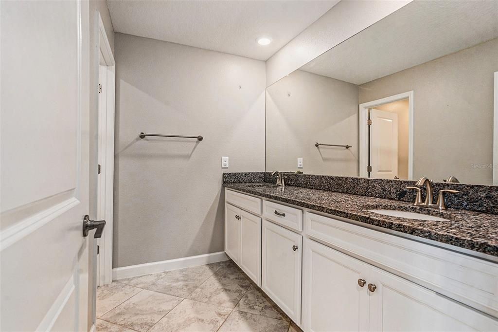 For Sale: $560,000 (5 beds, 4 baths, 3777 Square Feet)