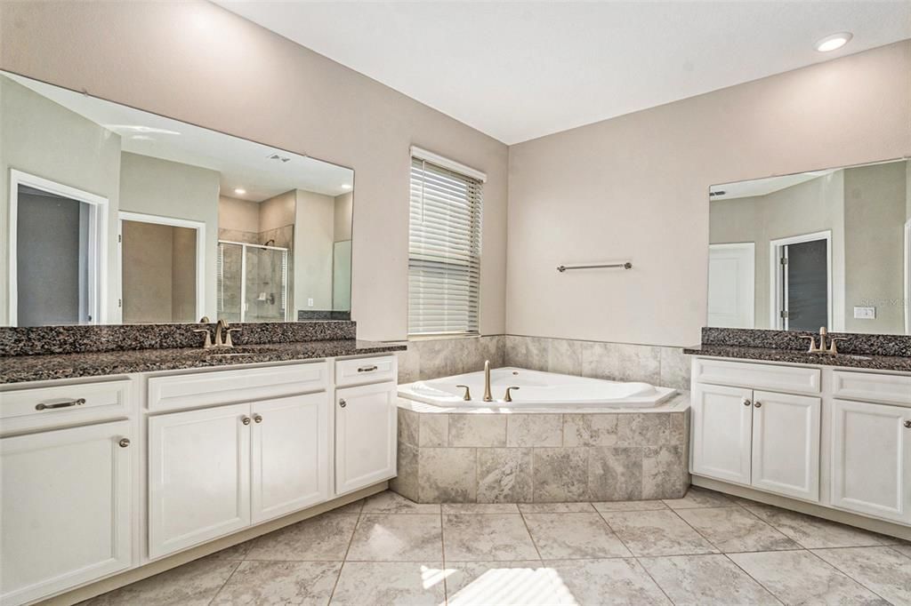 For Sale: $560,000 (5 beds, 4 baths, 3777 Square Feet)