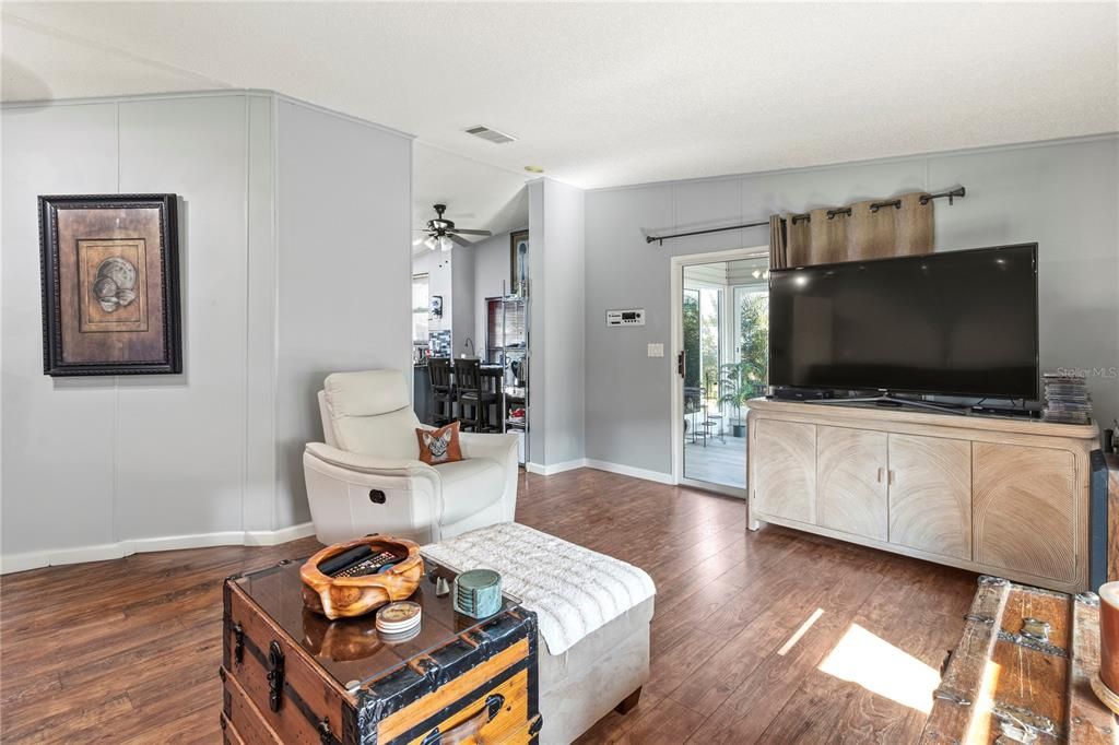 待售: $212,000 (2 贝兹, 2 浴室, 1287 平方英尺)