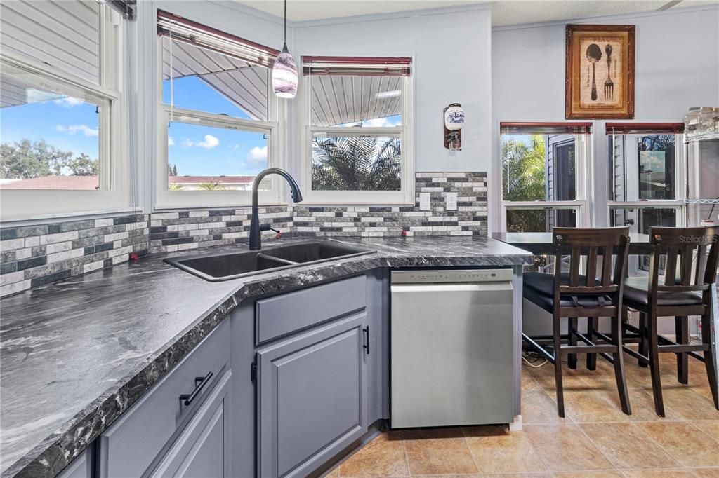 待售: $212,000 (2 贝兹, 2 浴室, 1287 平方英尺)