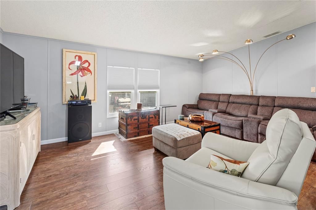 待售: $212,000 (2 贝兹, 2 浴室, 1287 平方英尺)