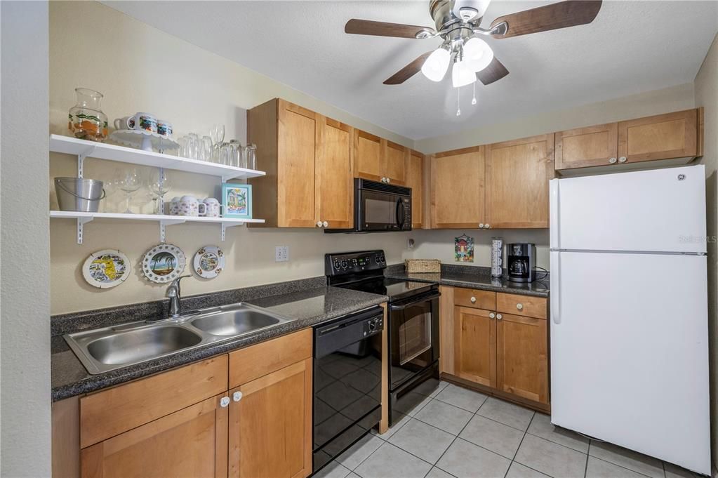 For Sale: $235,000 (1 beds, 1 baths, 823 Square Feet)