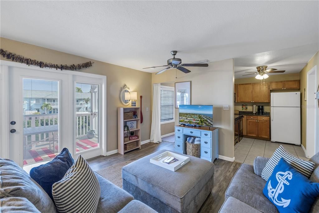 For Sale: $235,000 (1 beds, 1 baths, 823 Square Feet)