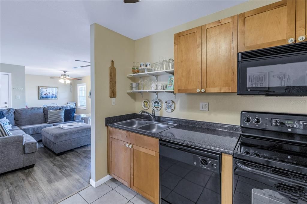 For Sale: $235,000 (1 beds, 1 baths, 823 Square Feet)