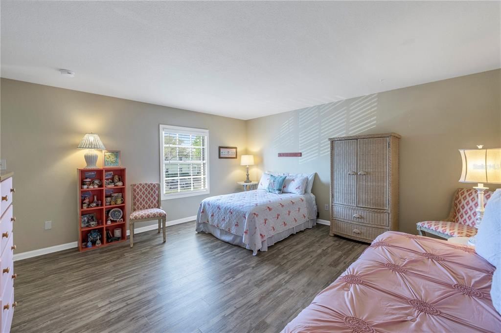 For Sale: $235,000 (1 beds, 1 baths, 823 Square Feet)