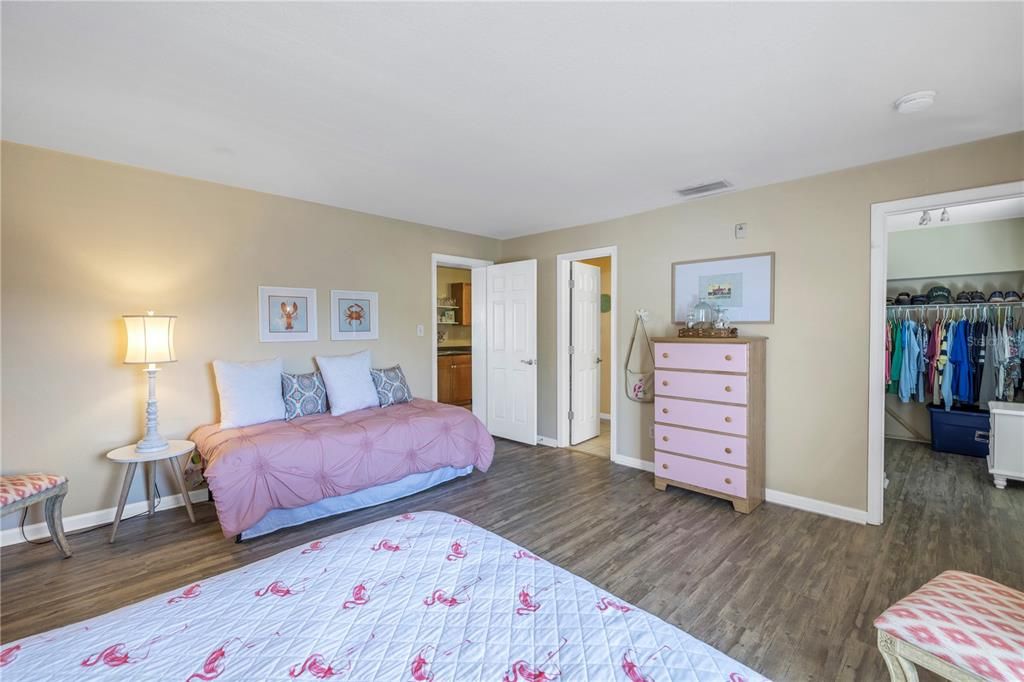 For Sale: $235,000 (1 beds, 1 baths, 823 Square Feet)