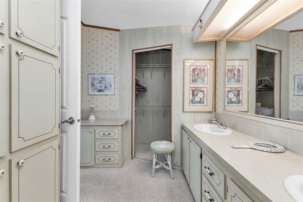 For Sale: $135,000 (2 beds, 2 baths, 1425 Square Feet)