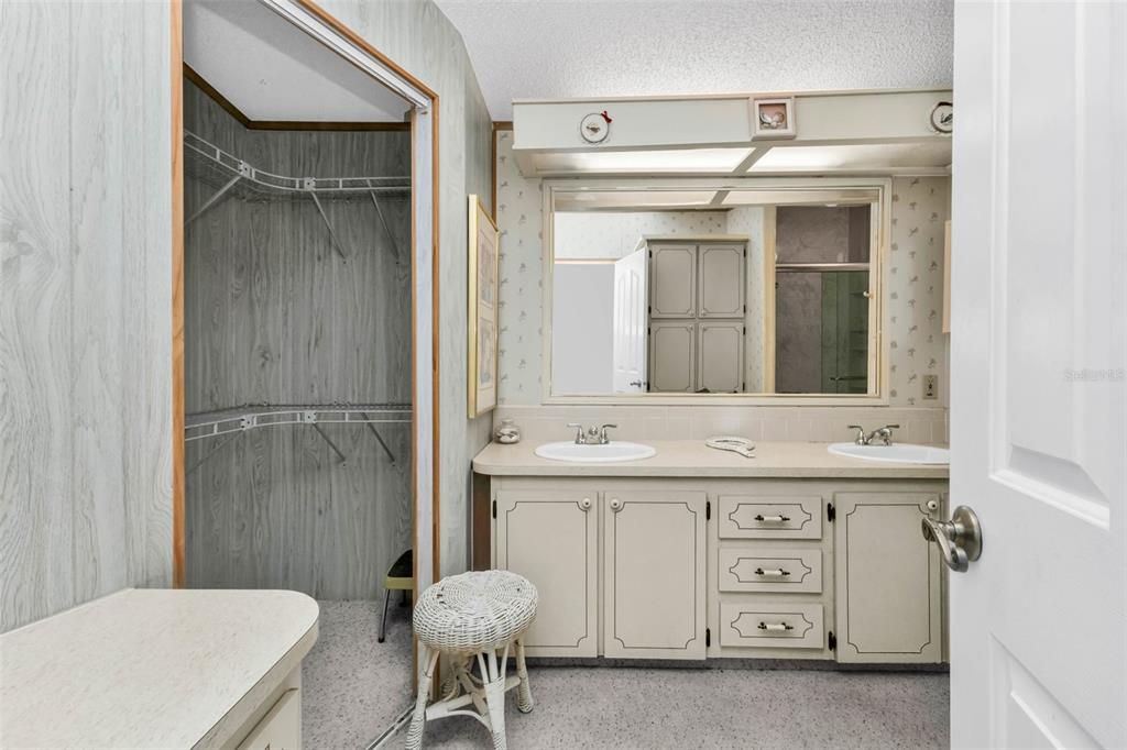 For Sale: $135,000 (2 beds, 2 baths, 1425 Square Feet)