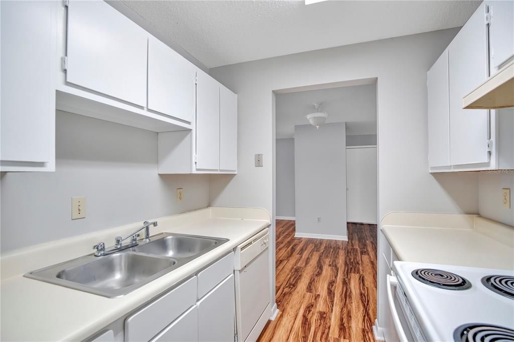 На продажу: $129,990 (2 спален, 1 ванн, 785 Квадратных фут)