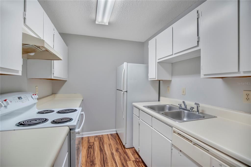 На продажу: $129,990 (2 спален, 1 ванн, 785 Квадратных фут)