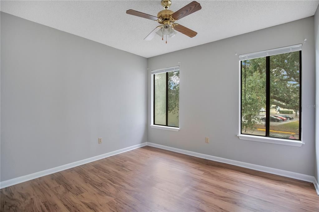 На продажу: $129,990 (2 спален, 1 ванн, 785 Квадратных фут)