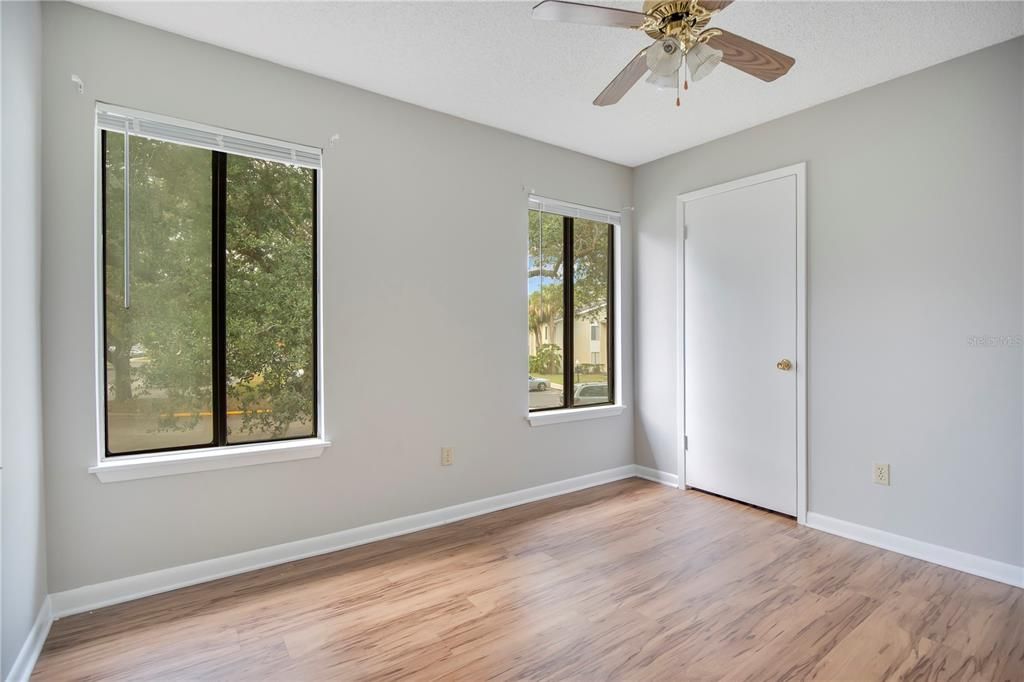 На продажу: $129,990 (2 спален, 1 ванн, 785 Квадратных фут)