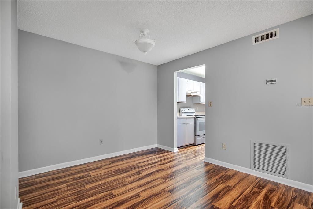 На продажу: $129,990 (2 спален, 1 ванн, 785 Квадратных фут)