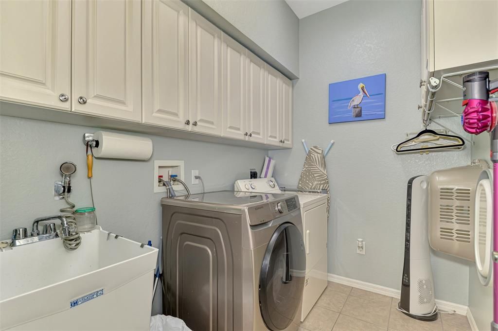 For Sale: $379,900 (3 beds, 3 baths, 2572 Square Feet)