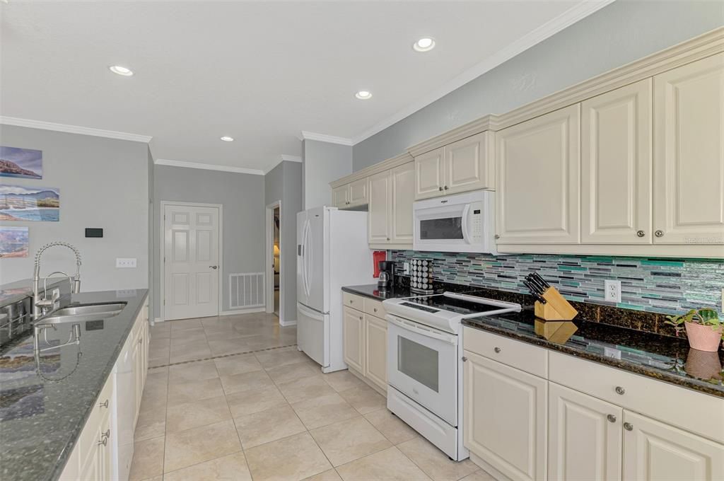 For Sale: $379,900 (3 beds, 3 baths, 2572 Square Feet)