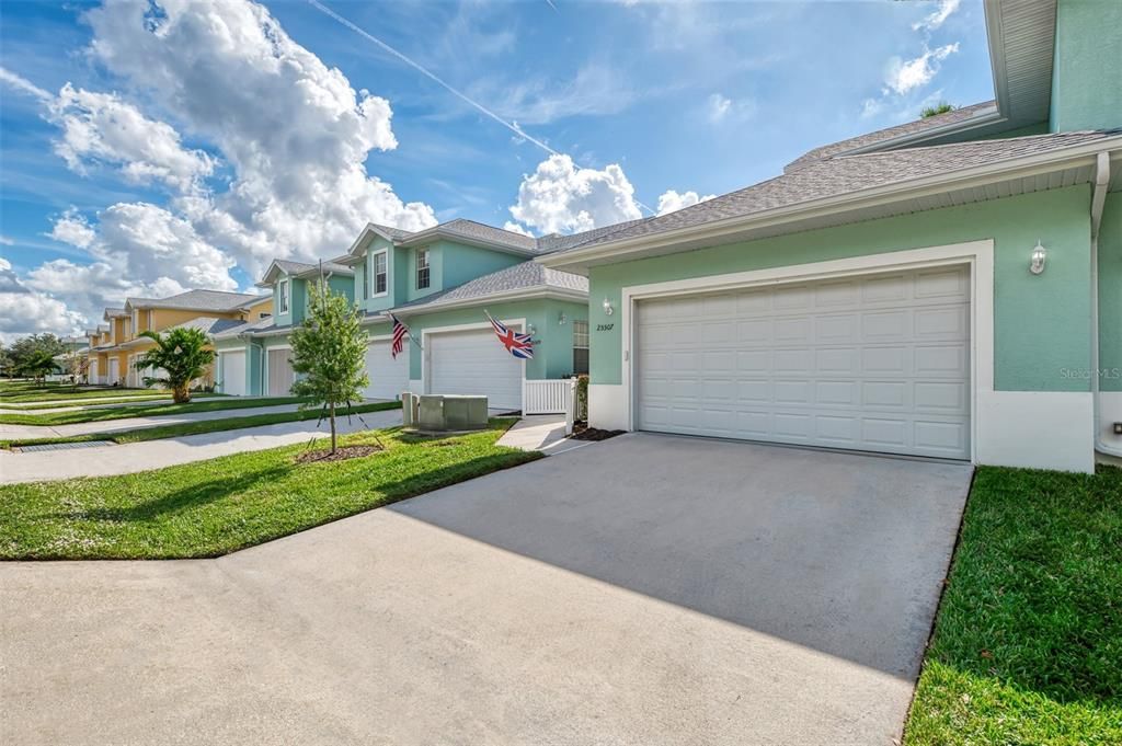 For Sale: $379,900 (3 beds, 3 baths, 2572 Square Feet)