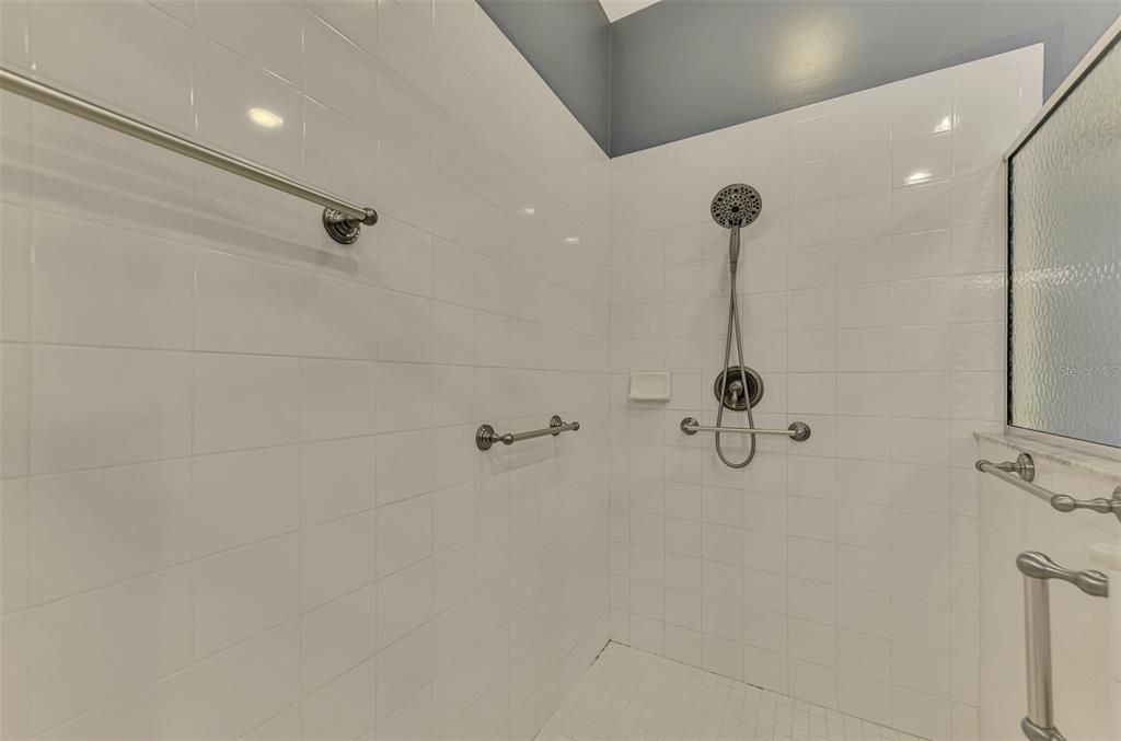 For Sale: $379,900 (3 beds, 3 baths, 2572 Square Feet)