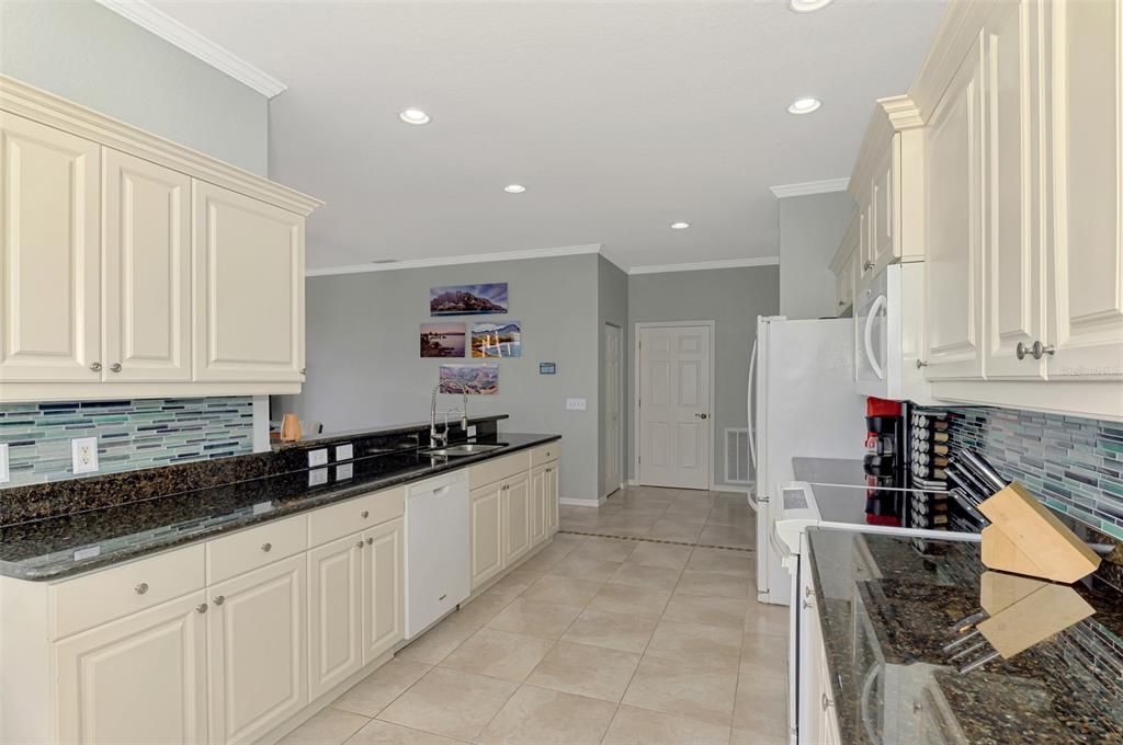 For Sale: $379,900 (3 beds, 3 baths, 2572 Square Feet)