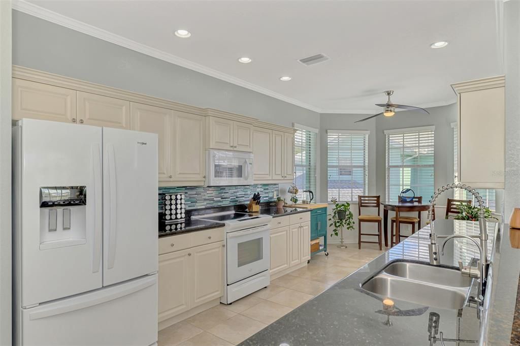 For Sale: $379,900 (3 beds, 3 baths, 2572 Square Feet)