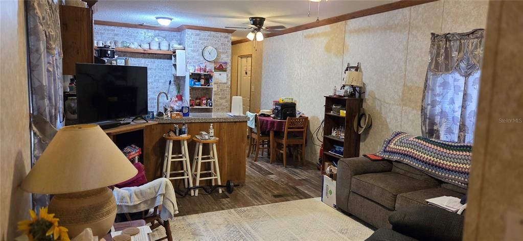 合同活跃: $99,900 (2 贝兹, 2 浴室, 747 平方英尺)