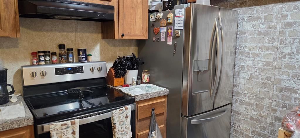 合同活跃: $99,900 (2 贝兹, 2 浴室, 747 平方英尺)