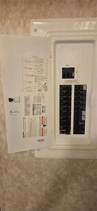 合同活跃: $99,900 (2 贝兹, 2 浴室, 747 平方英尺)