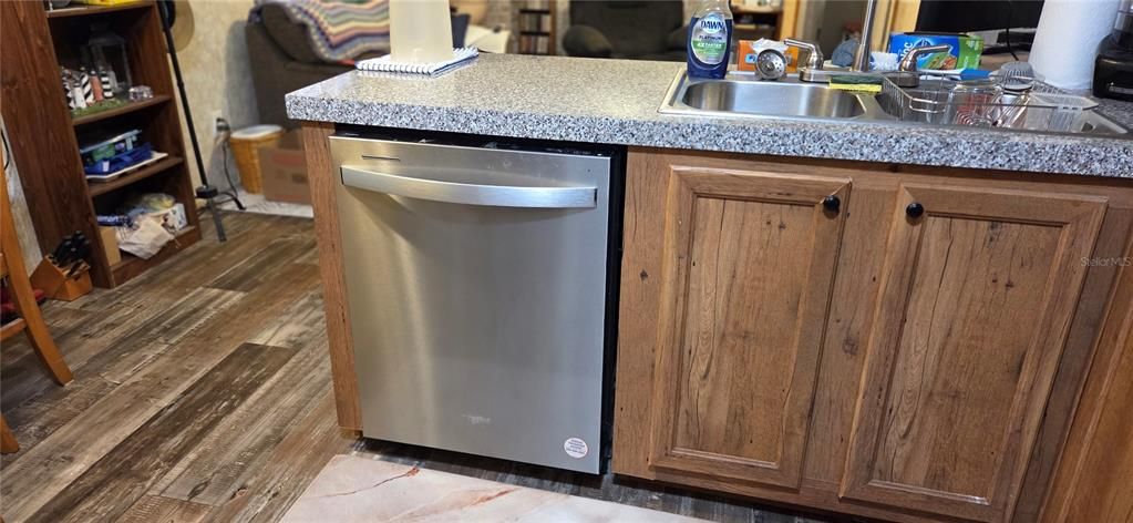 合同活跃: $99,900 (2 贝兹, 2 浴室, 747 平方英尺)