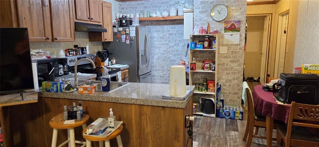 合同活跃: $99,900 (2 贝兹, 2 浴室, 747 平方英尺)