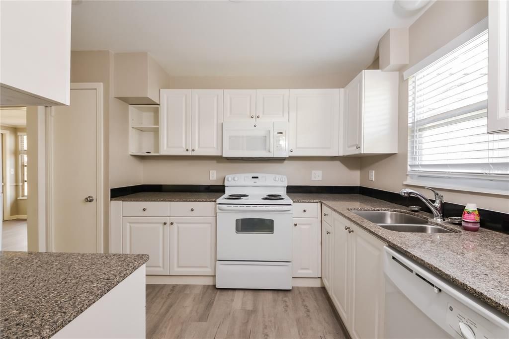 В аренду: $2,860 (3 спален, 2 ванн, 1690 Квадратных фут)