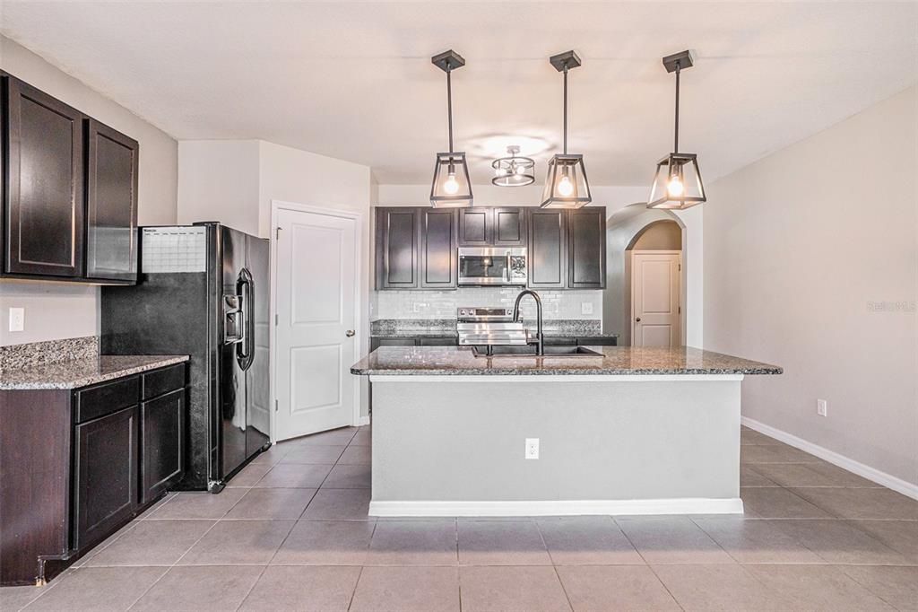 На продажу: $375,000 (4 спален, 2 ванн, 1846 Квадратных фут)