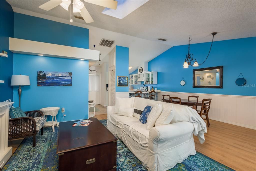 For Rent: $1,995 (2 beds, 2 baths, 1113 Square Feet)