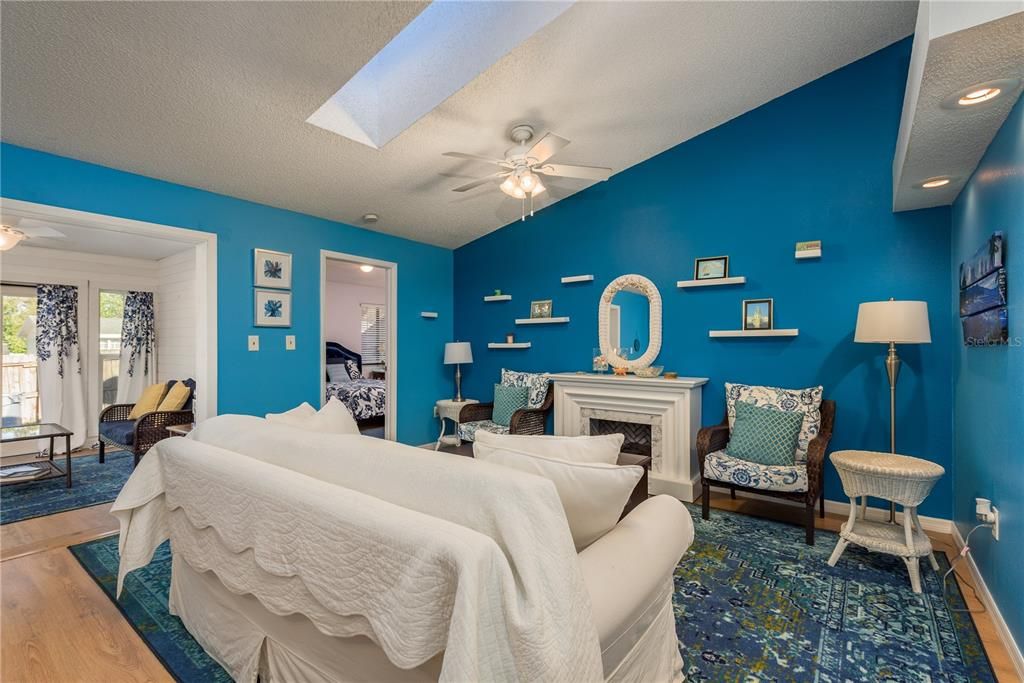 For Rent: $1,995 (2 beds, 2 baths, 1113 Square Feet)