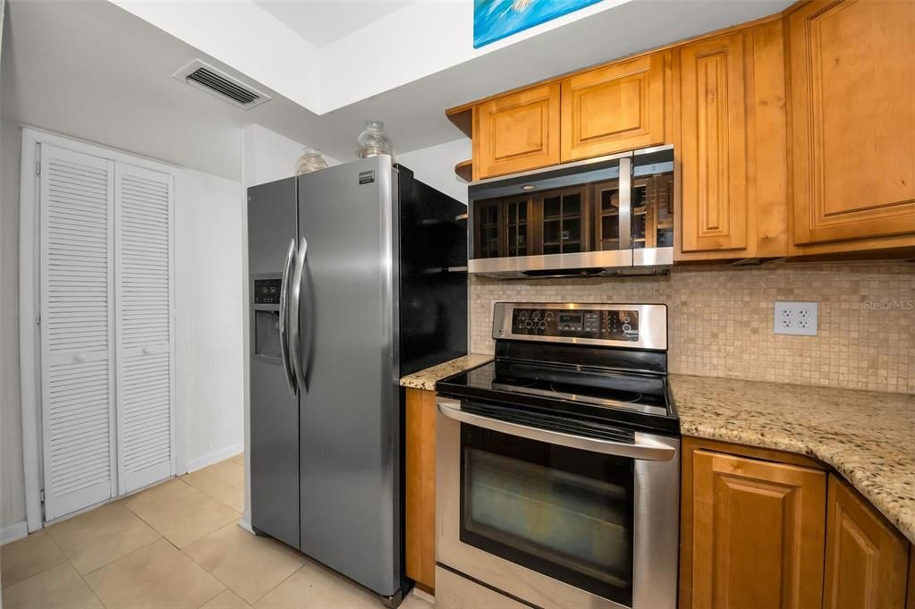 For Sale: $209,900 (2 beds, 2 baths, 980 Square Feet)