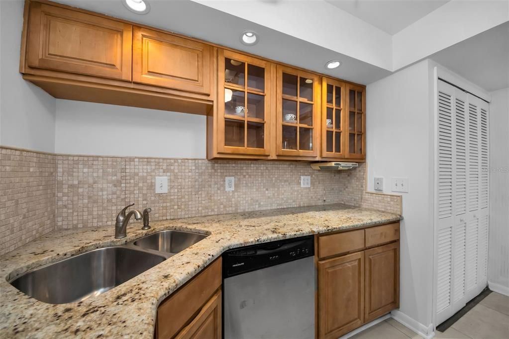 For Sale: $209,900 (2 beds, 2 baths, 980 Square Feet)