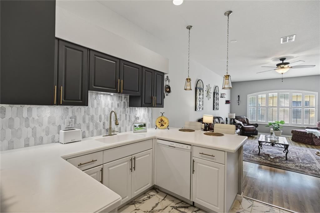 待售: $279,000 (2 贝兹, 2 浴室, 1414 平方英尺)