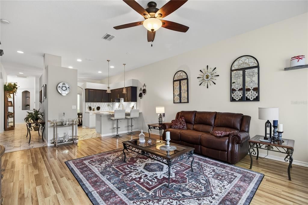 待售: $279,000 (2 贝兹, 2 浴室, 1414 平方英尺)