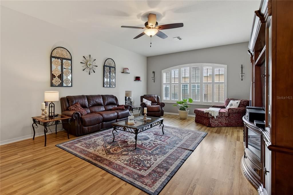 待售: $279,000 (2 贝兹, 2 浴室, 1414 平方英尺)