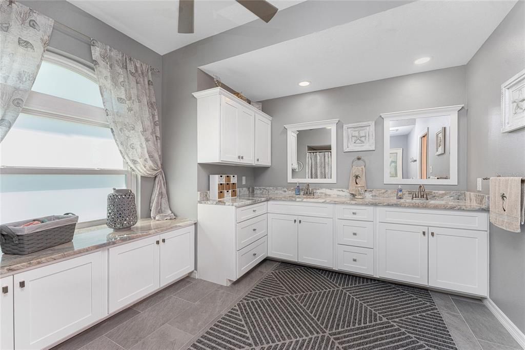 На продажу: $999,900 (3 спален, 2 ванн, 2452 Квадратных фут)