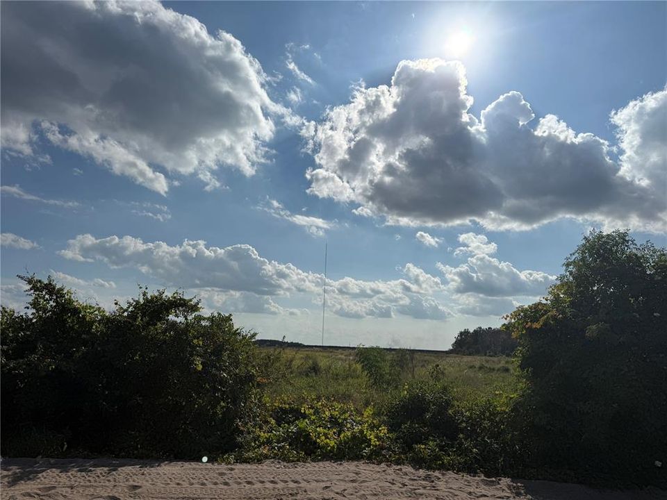 待售: $5,995 (1.26 acres)