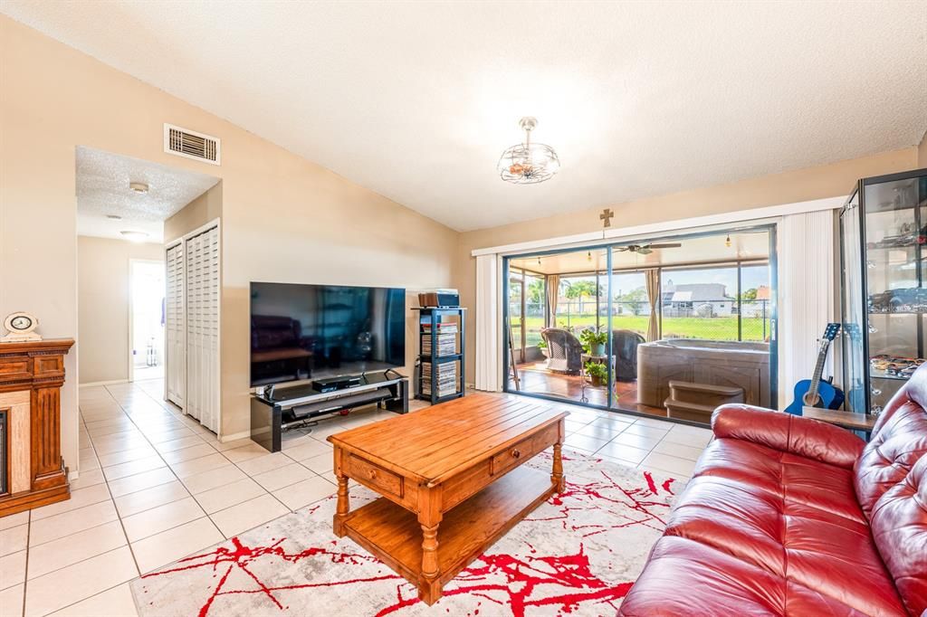 待售: $365,000 (3 贝兹, 2 浴室, 1399 平方英尺)