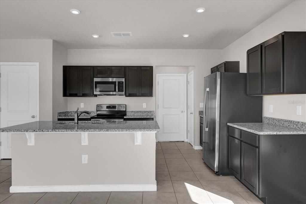 待售: $334,000 (4 贝兹, 2 浴室, 1900 平方英尺)